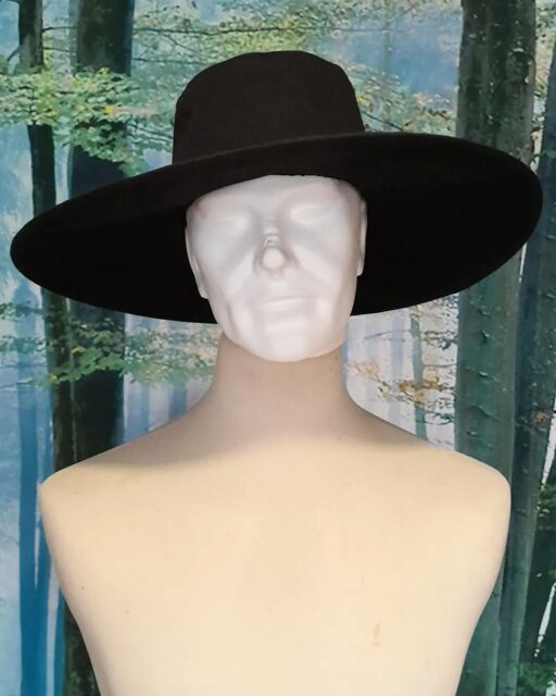 J’ai fait un test pour d’éventuels nouveaux chapeaux. Ils sont entièrement en coton (satin de coton pour le dessus et triplure et doublure en coton) Je suis agréablement surprise du résultat. J’ai, pour le moment, tenté la version classique et la version mousquetaire. Avec la même base, je pourrais également faire un tricorne et un bicorne. Maintenant, j’ai deux questions pour vous. Est-ce que ce type de chapeaux vous intéresserait ? Et, si oui, dans quelle(s) couleur(s) en plus du noir?