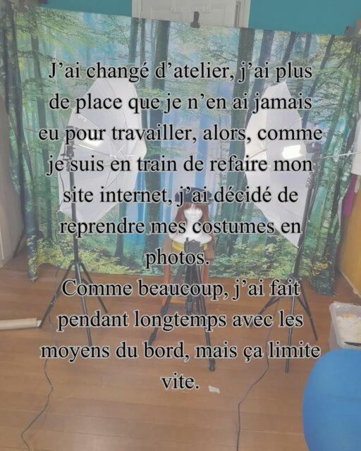 Je suis peu présente en ce moment, parce que je suis en train de finir la création de mon nouveau site internet et j’ai décidé de reprendre mes photos, de façon à ce qu’on puisse mieux voir les costumes que ce que j’avais pu faire dans le passé. Et j’ai un nouveau fond photo qui rend beaucoup mieux que le fond blanc !