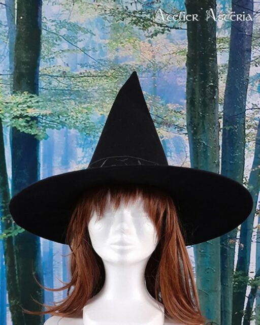 Avec Halloween qui arrive, j’avais envie de vous montrer mon chapeau Morticia (j’avais envie de lui rendre hommage, car, depuis petite, je suis fan des films de "La Famille Addams", née dans les années 90 oblige). Il est en satin de coton rehausser d’un galon brodé de silhouettes de chauve-souris en ton sur ton (J’ai dessiné moi-même le galon avant de le broder avec une brodeuse).En : With Halloween coming up, I wanted to show you my Morticia hat (I wanted to pay tribute to her because, ever since I was little, I’ve been a fan of “The Addams Family” movies—I was born in the ’90s, after all). It’s made of cotton satin and embellished with a tone-on-tone braid embroidered with bat silhouettes (I designed the braid myself before embroidering it with an embroidery machine).#larpcostume #halloweencostume #witchcostume #larp #handmadecostume
