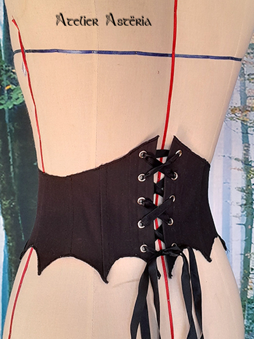 Morticia : ceinture lacée de sorcière chauve-souris – Image 3