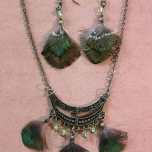 Argos : collier et boucles d’oreille plume de paon péridot