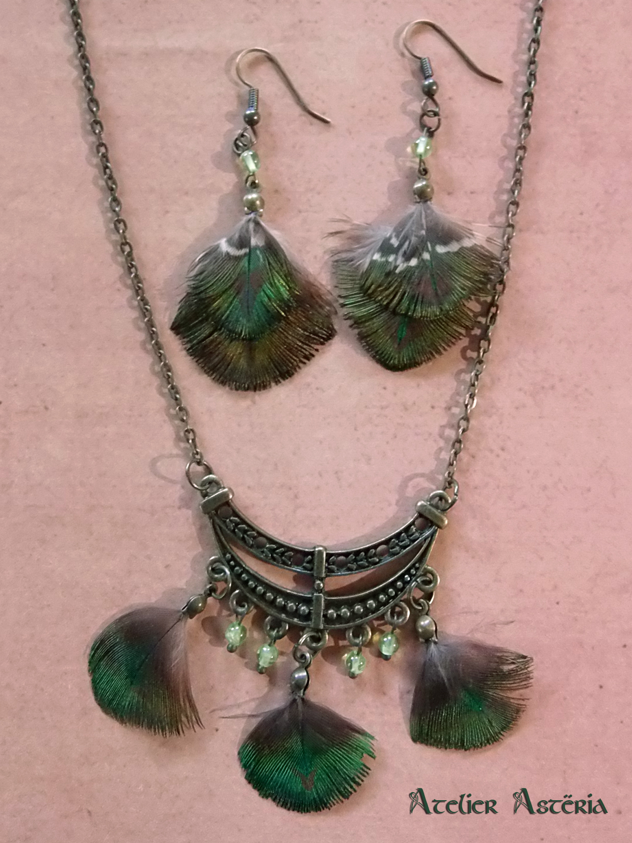 Argos : collier et boucles d’oreille plume de paon péridot