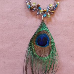 Indra : collier plume de paon gemmes