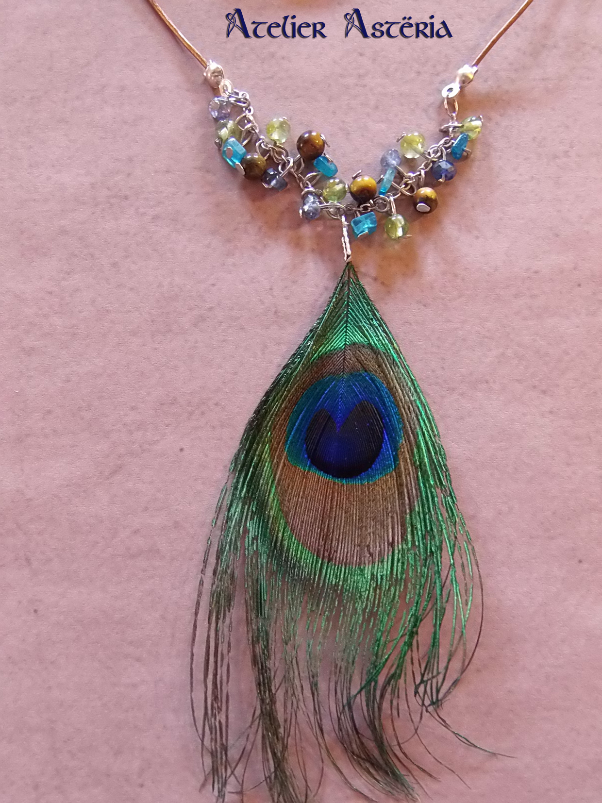 Indra : collier plume de paon gemmes
