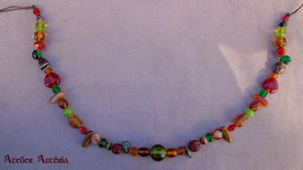 Collier viking : perles verre et gemmes