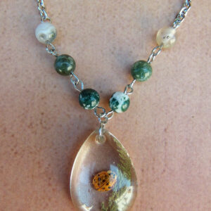 Eiar : collier en résine avec coccinelle et achillée