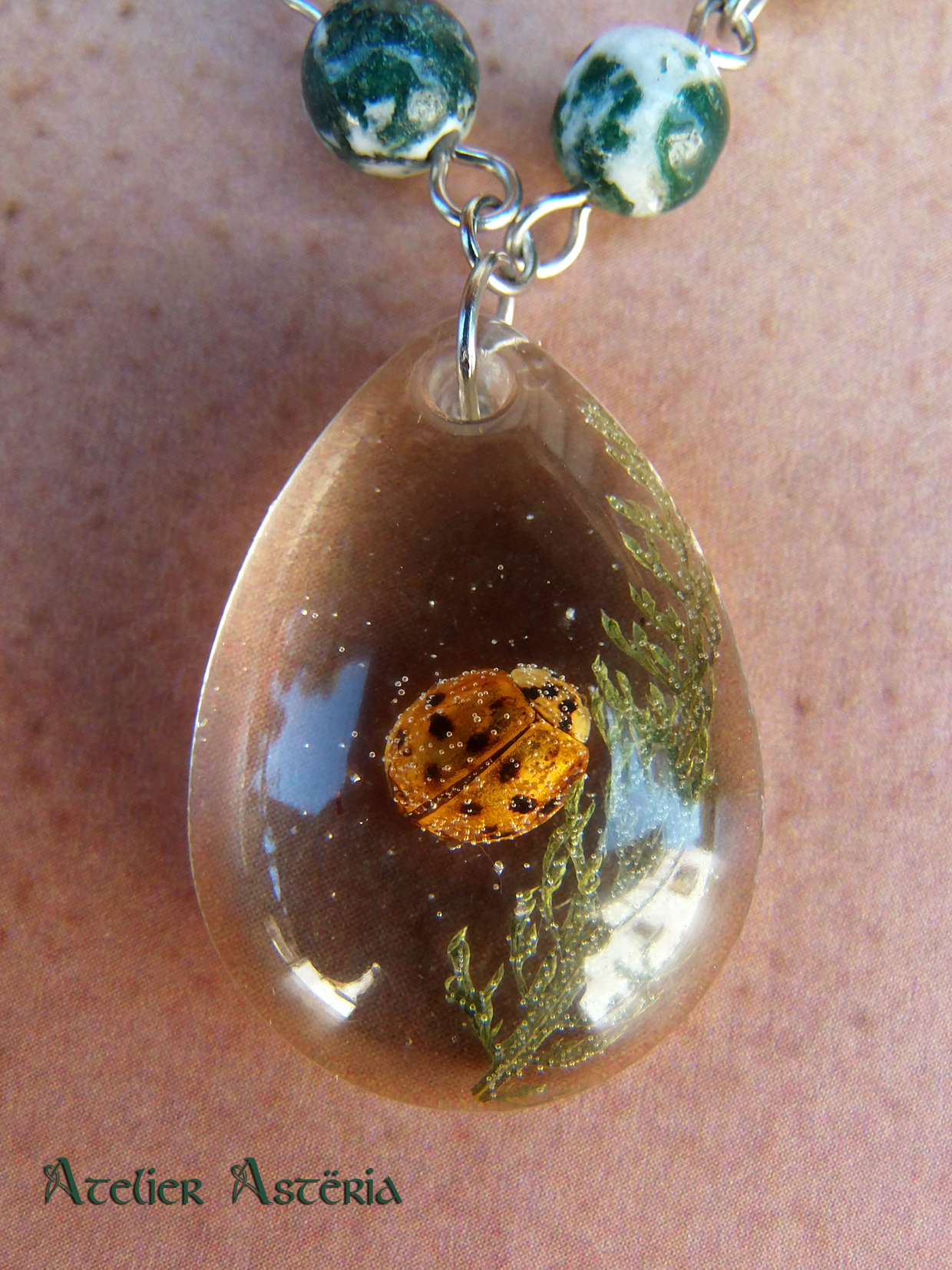 Eiar : collier en résine avec coccinelle et achillée – Image 3