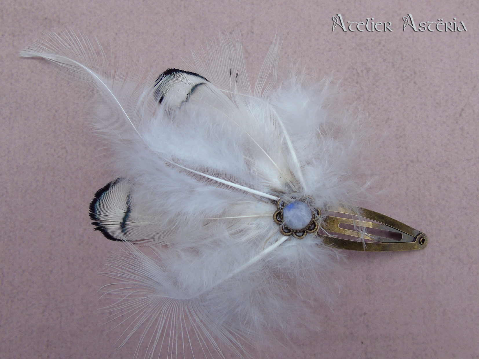 Oya : barrette à plumes cabochon gemme – Image 6