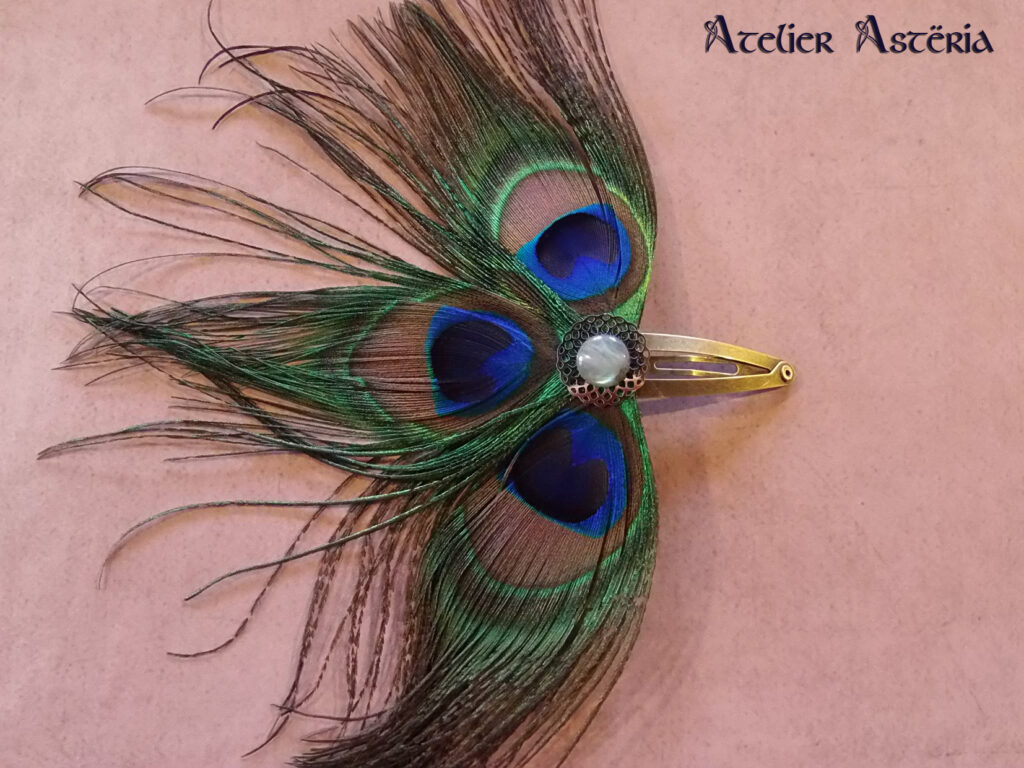 Oya : barrette à plumes cabochon gemme