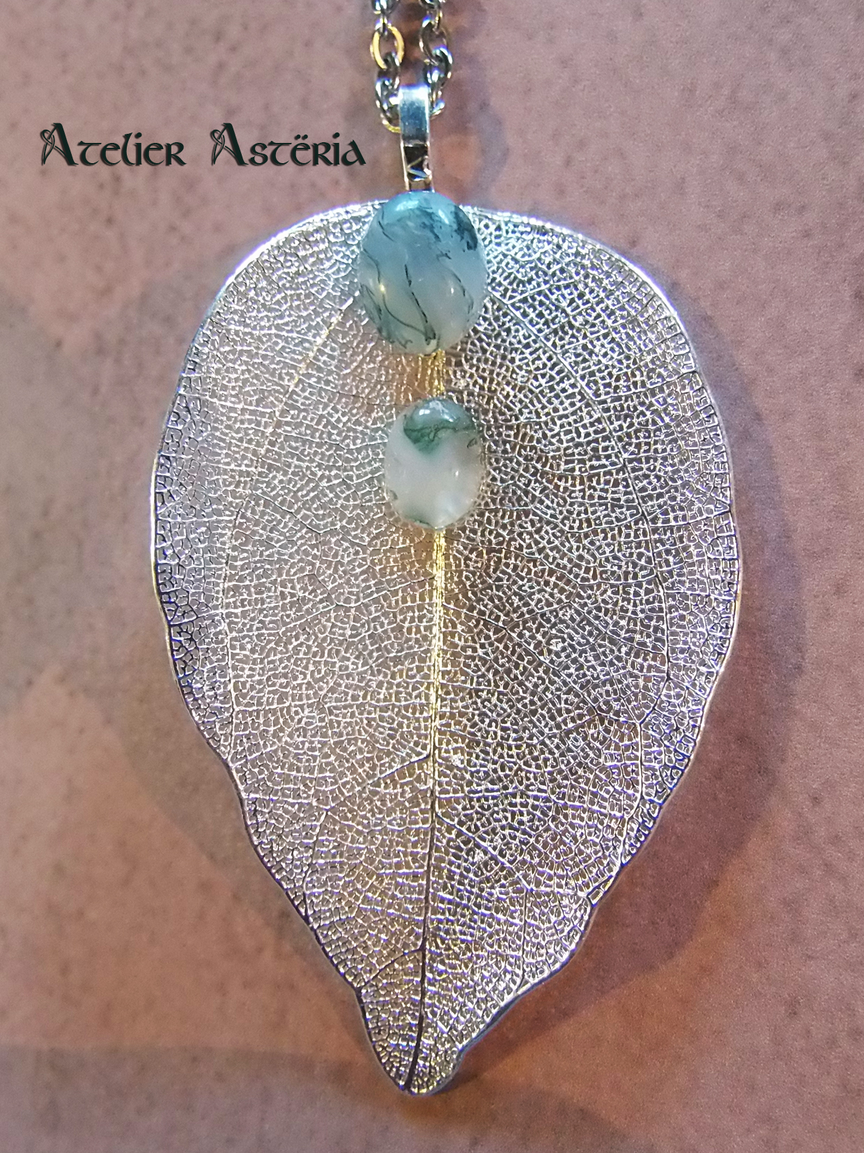 Vendoise : pendentif feuille naturelle et gemmes – Image 2