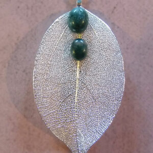 Vendoise : pendentif feuille naturelle et gemmes