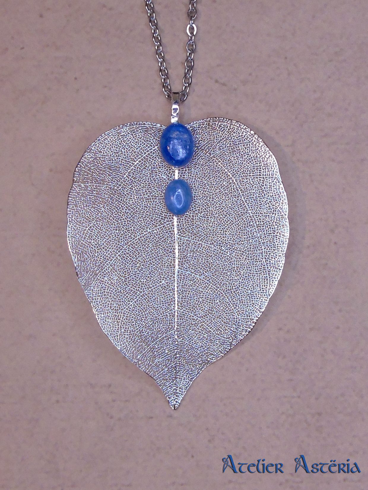 Vendoise : pendentif feuille naturelle et gemmes – Image 3